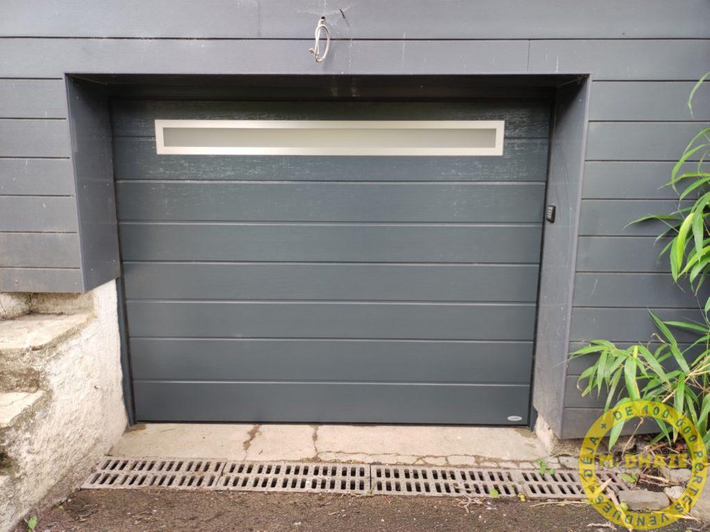 Porte-sectionnelle-motorisée-novoferm-tablier-larges-lames-avec-long-hublot-+-digicode-croix-M-DHAZE