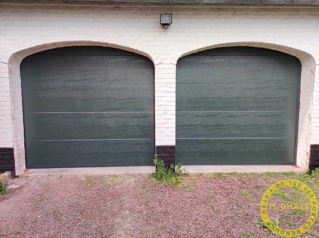 Installation double porte de garage sectionnelle grise avec tablier sans nervure à Verlinghem dans le Nord