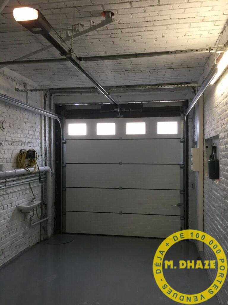 Ajout de hublot sur porte de garage sectionelle existante à Wervicq (Nord)
