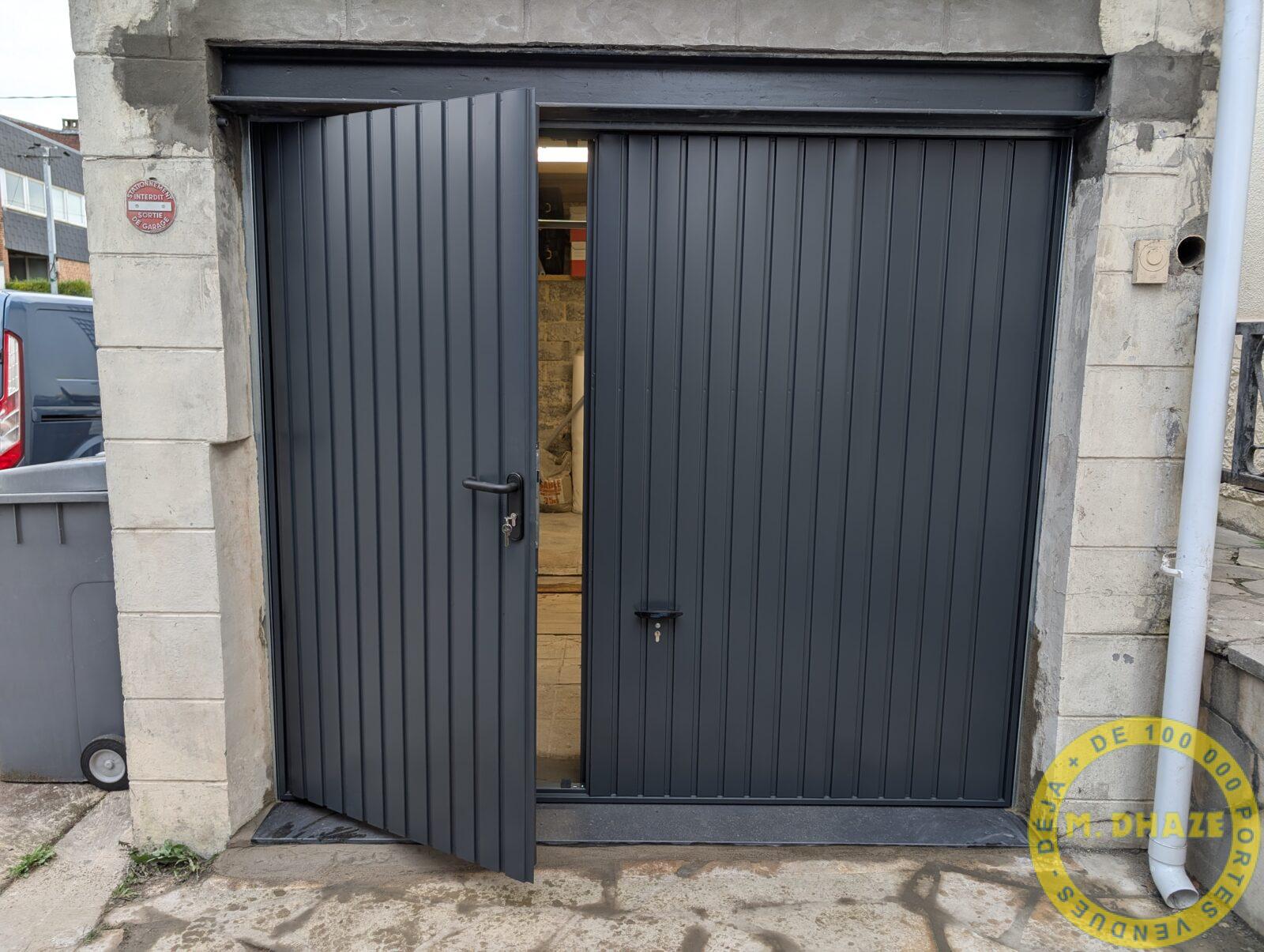 Porte de garage basculante métallique avec portillon à Roncq