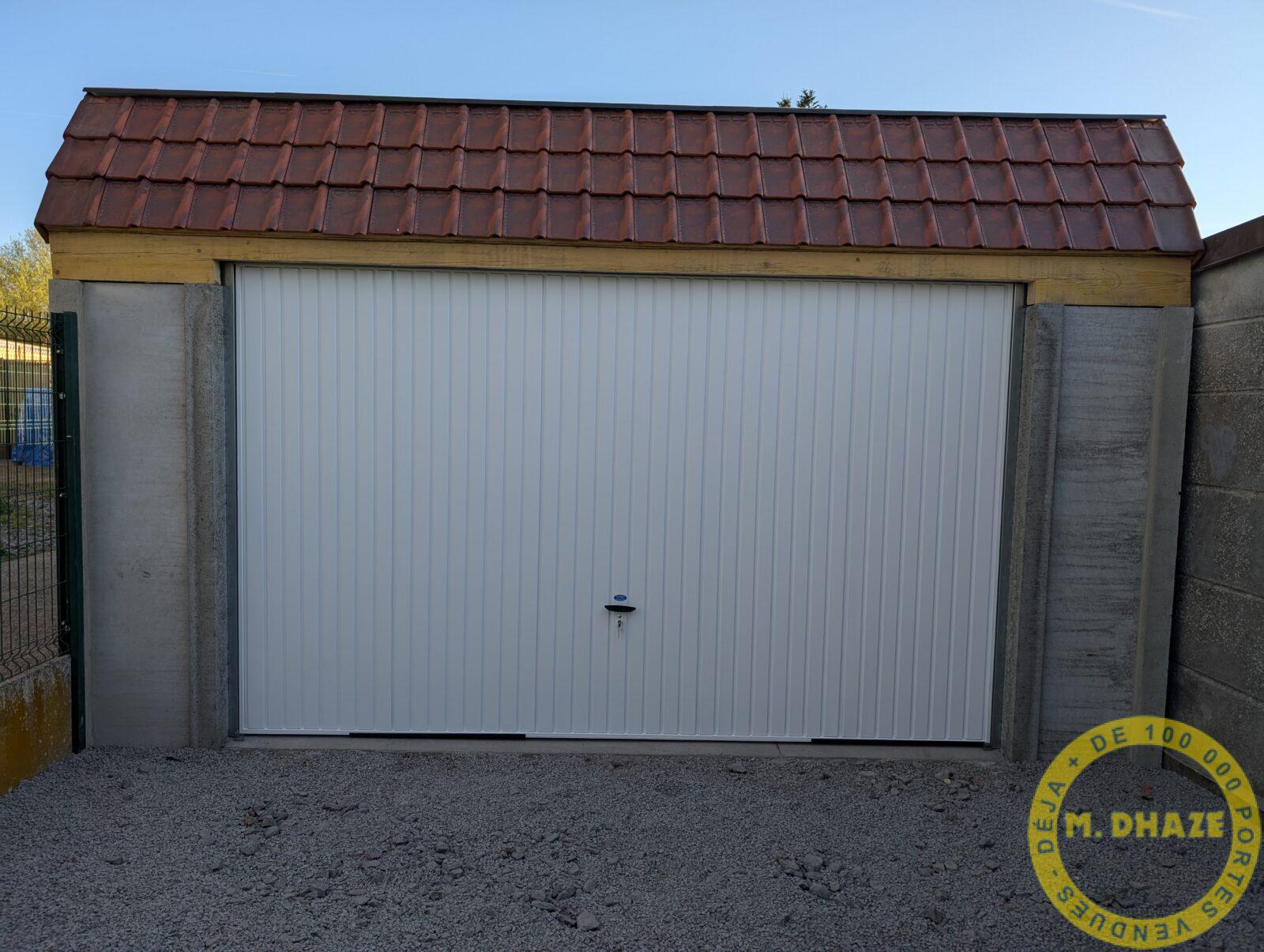 Porte de garage basculante Novoferm grande largeur manuelle à Lezennes (Métropole illoise)