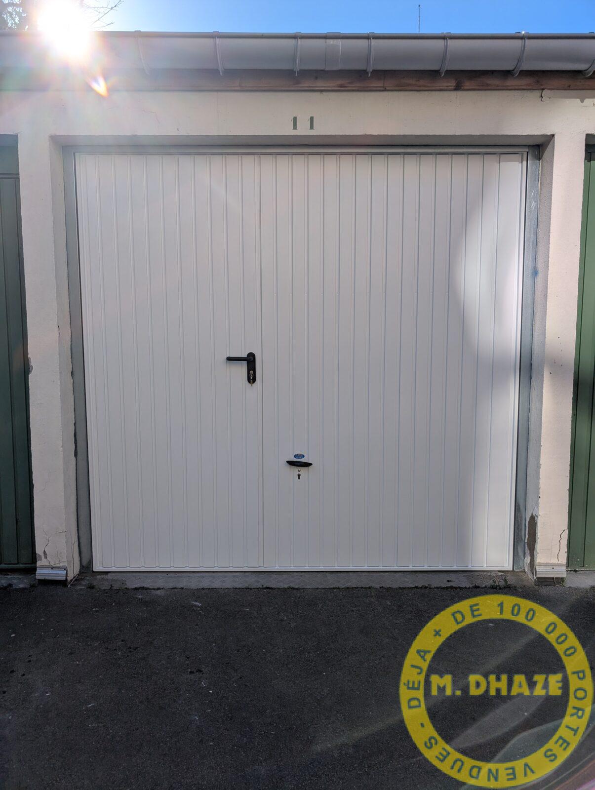 Porte basculante métallique à débordement Novoferm avec portillon intégré pour accès piéton à Roncq (Métropole lilloise)