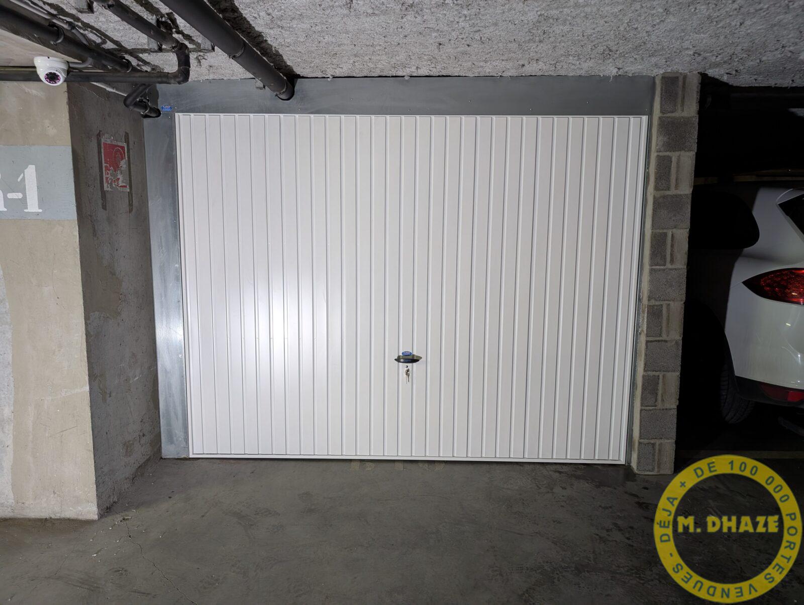 Fermeture box parpaing réalisé par les Ets Dhaze, et pose porte basculante métallique Novoferm à Comines (Métropole lilloise)