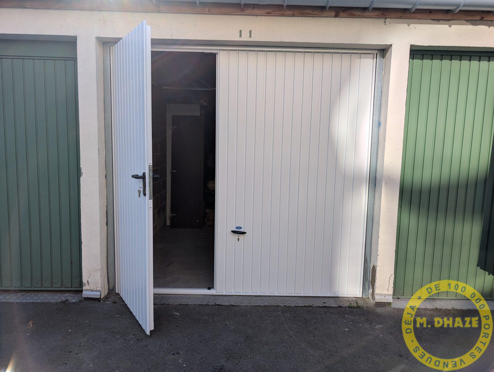 Porte basculante métallique à débordement Novoferm avec portillon intégré pour accès piéton vers l'extérieur (vue porte ouverte) à Roncq (Métropole lilloise)