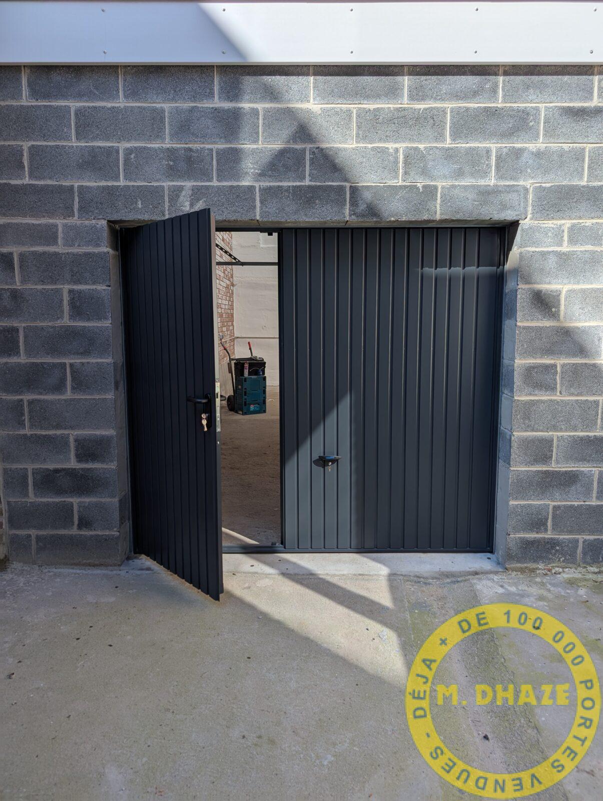 Porte basculante métallique à débordement Novoferm avec portillon intégré pour accès local technique à Roncq (Métropole lilloise)