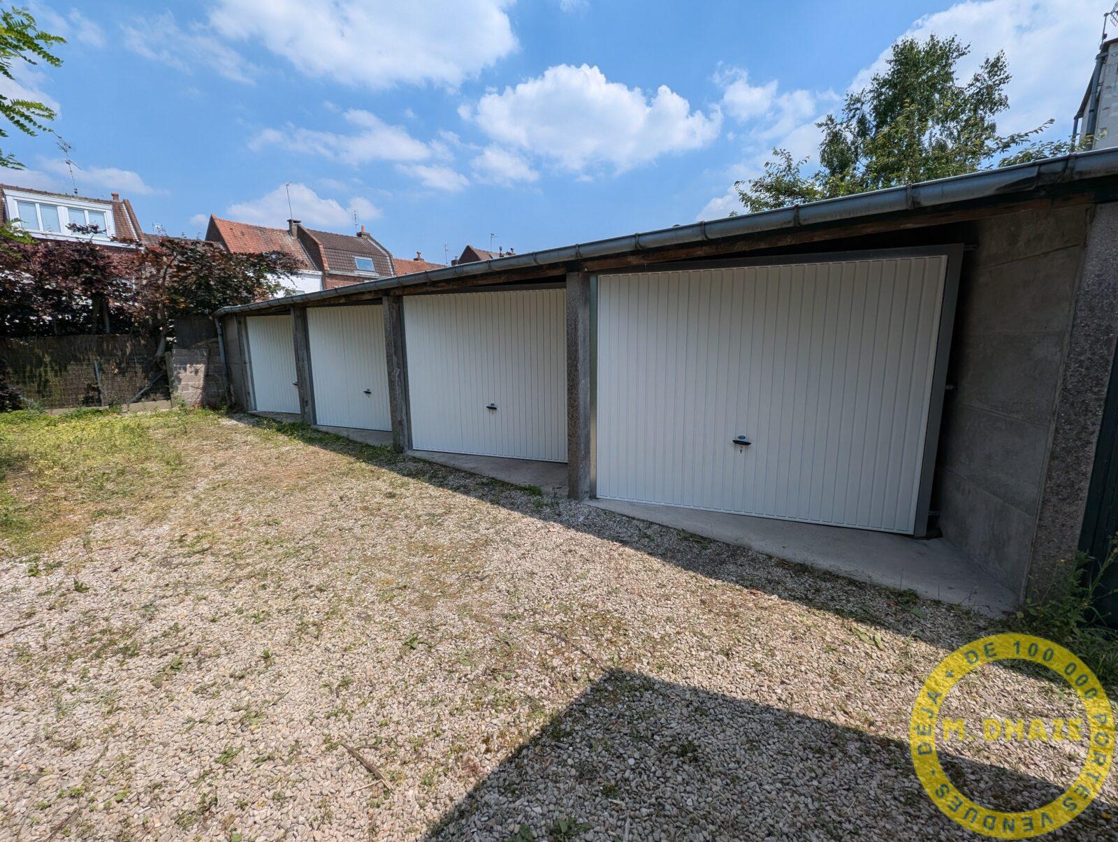 Porte de garage basculante Novoferm avec une pose en biais à Villeneuve d'Ascq (Nord)
