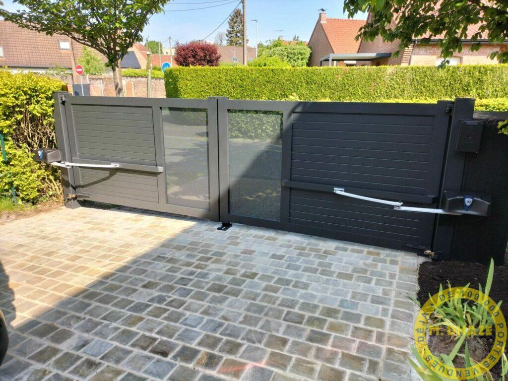 Portail 2 battants aluminium gris foncé avec partie ajourée à Villeneuve-d’Ascq (Nord) – Réalisation Ets Dhaze