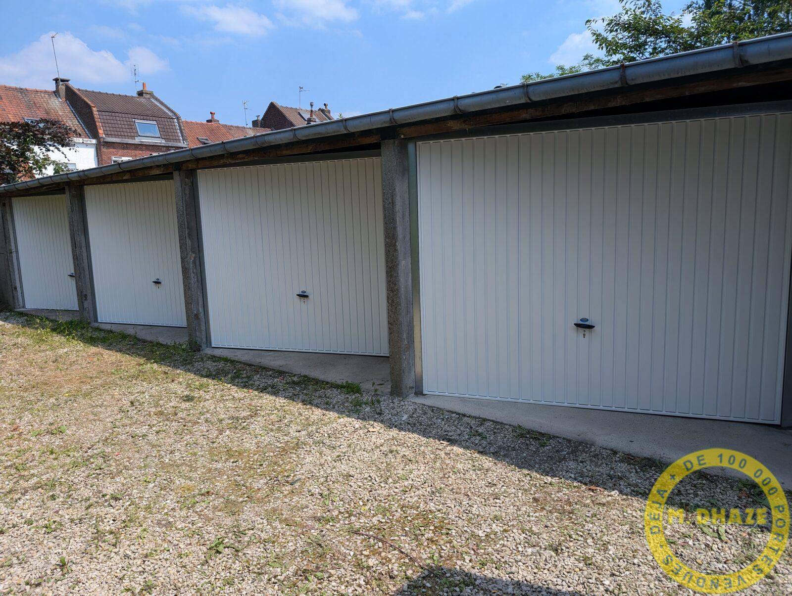 Pose en remplacement de portes de garages basculantes métalliques Novoferm. Les Ets M. Dhaze ont procédé à une pose en Biais pour des dimensions plus larges. 