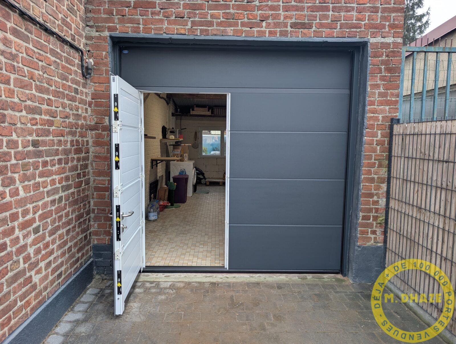 Dans le cadre d'un remplacement, installation d'une porte sectionnelle Novoferm avec portillon intégré fermeture 5 points à Ronchin dans la métropole lilloise (Nord).