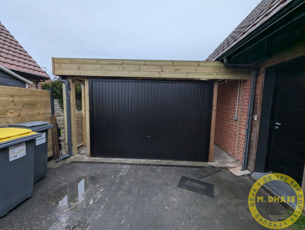 Porte de garage basculante noire Novoferm à Neuville-en-Ferrain (Nord) – Pose Ets Dhaze