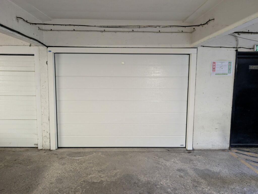 Pose de porte sectionnelle en sous sol à La madeleine (59)