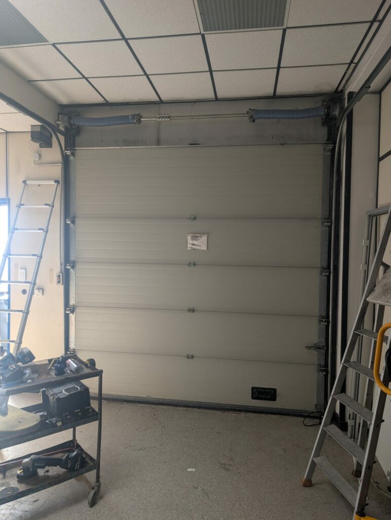 Dépannage et réparation d’une porte sectionnelle d’entrepôt à Frelinghien (59)